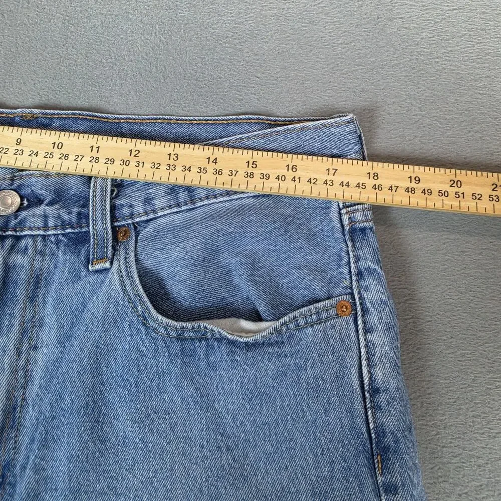 Levi's 550 Relaxed Fit Denim Shorts Men's Size 36 Light Wash Blue Jean Shorts